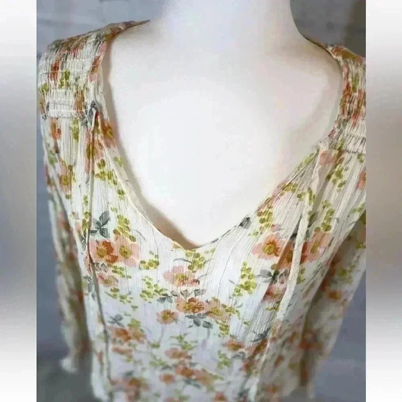 Cupcakes & Cashmere Peasant Blouse Women’s Sz M Cream Peach Floral Boho Smocked - Picture 2 of 15